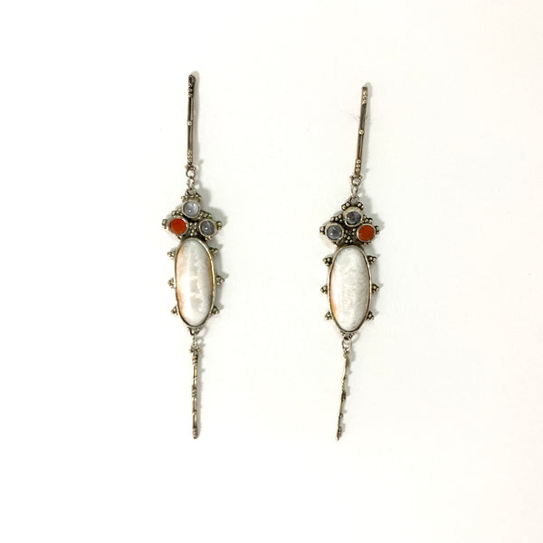 GRANULATED EARRINGS WITH CARNELIAN, SAPPHIRE AND SPINY OYSTER